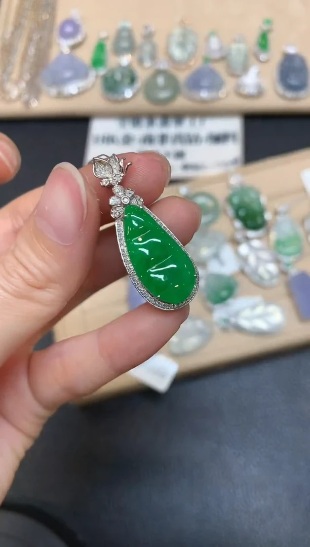 【闪购商品】翡翠颈饰18K金镶嵌福豆【无服务费