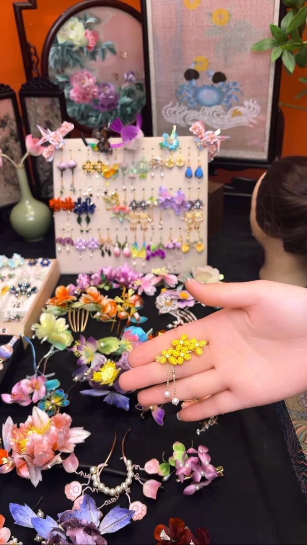 刺绣向**生非遗手工绒花