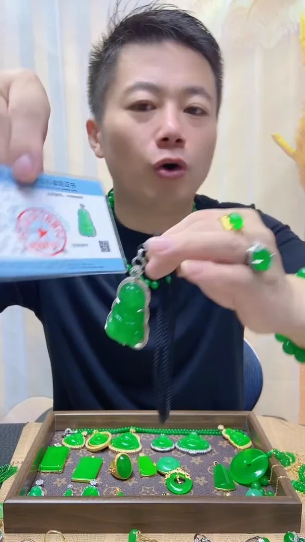 无非金属翠绿色吊坠