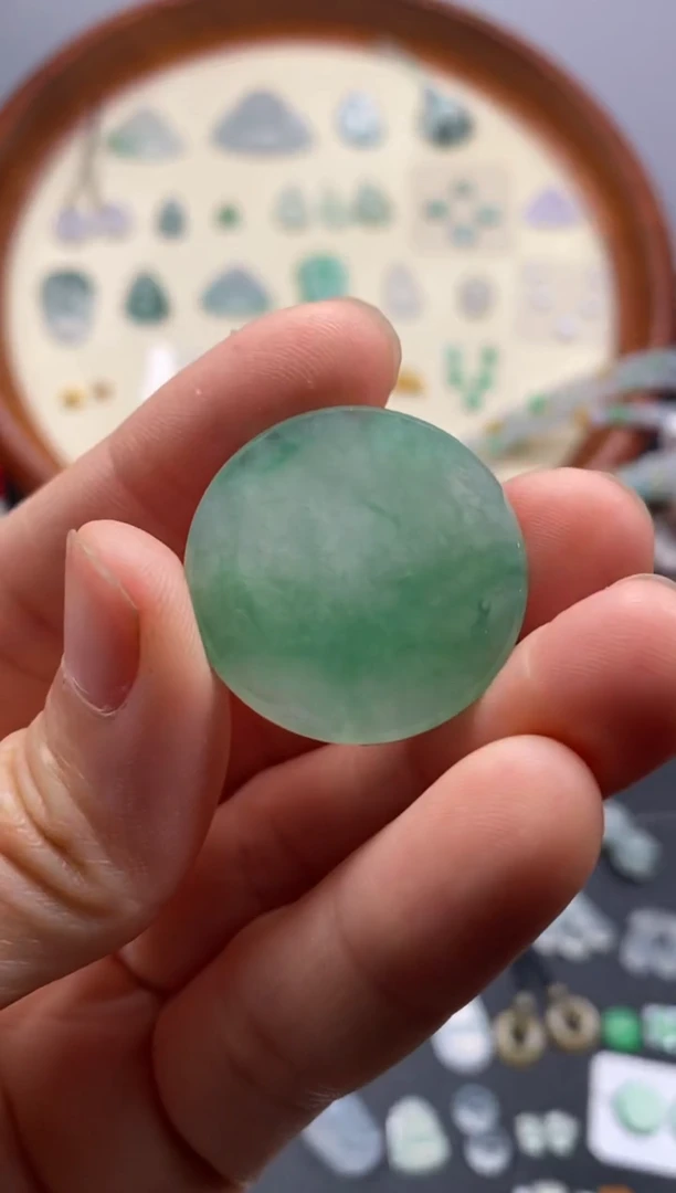 颈饰未镶嵌翡翠果緑无事牌/芬