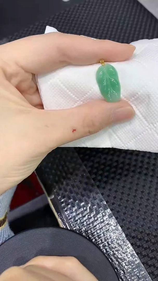 颈饰18K金镶嵌翡翠111111111
