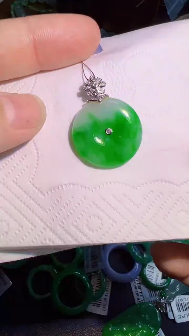 颈饰18K金镶嵌翡翠扣