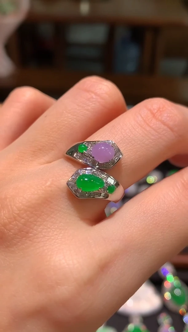 18K金镶嵌戒指翡翠红椿紫加满绿蛋面设计款戒指