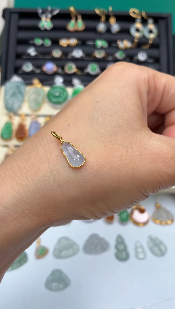 颈饰18K金镶嵌翡翠天然翡翠A货