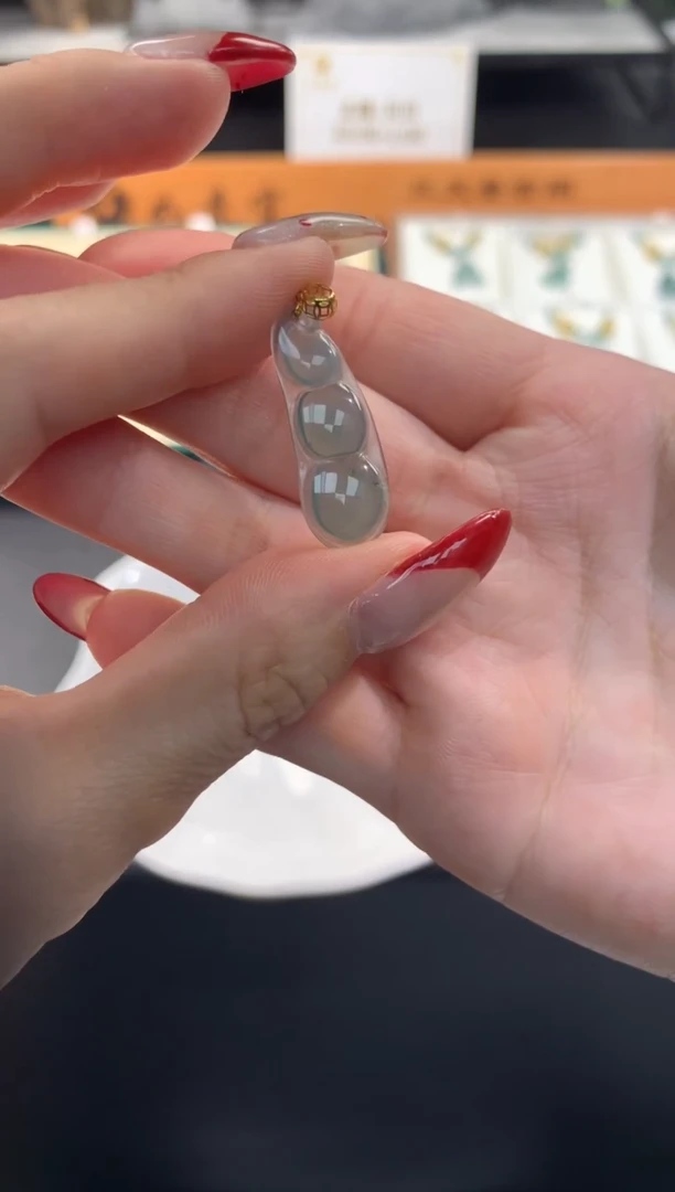 【闪购商品】翡翠吊坠(赠链)18K金镶嵌FA114 翡翠豆子 多样性发其一