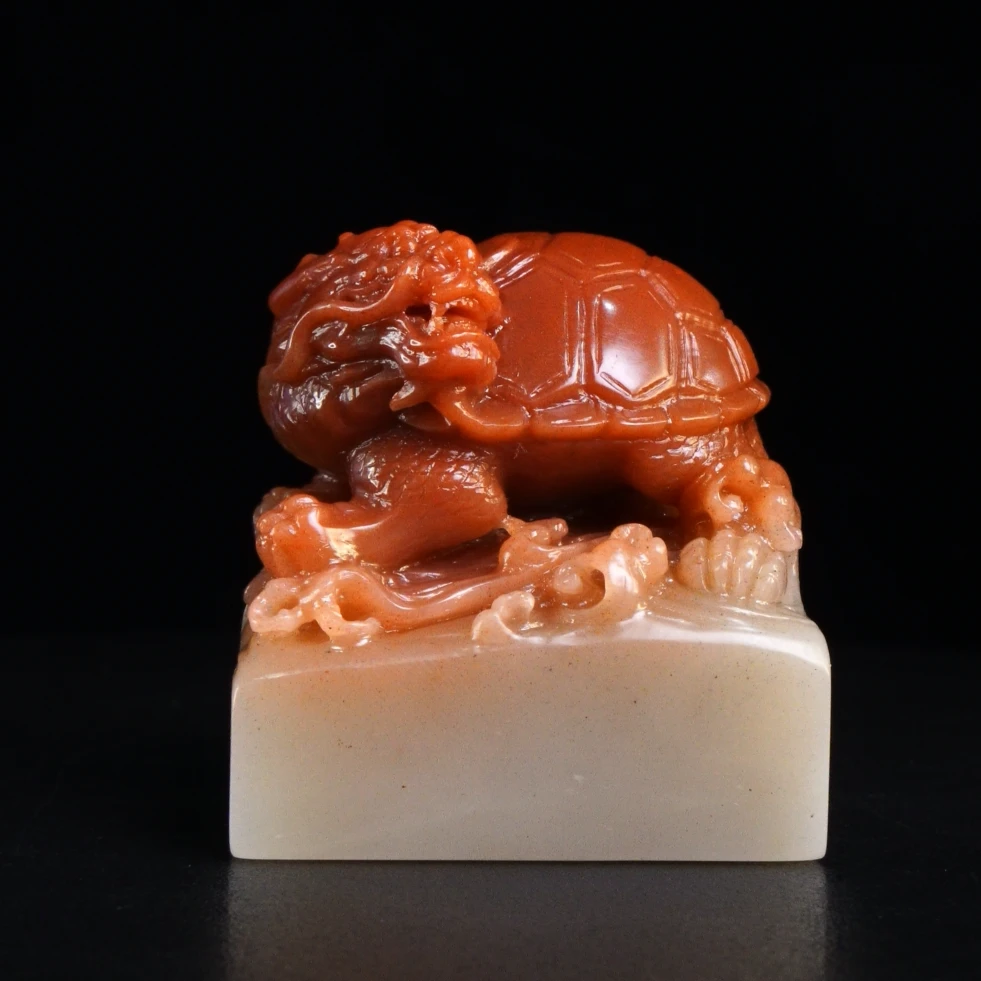 38寿山石水洞桃花龙龟踏浪印章271.3克5.3x5.3x5.8，2DK