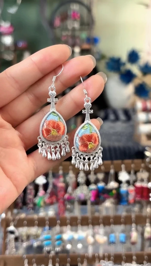彩云南阁非遗老绣饰品802
