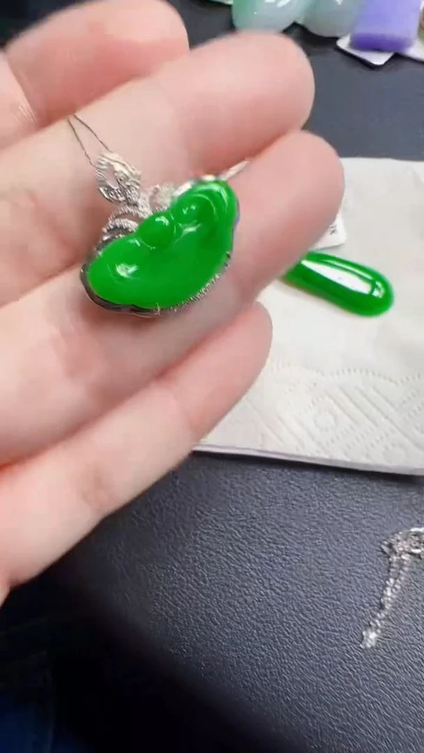 颈饰18K金镶嵌翡翠如意