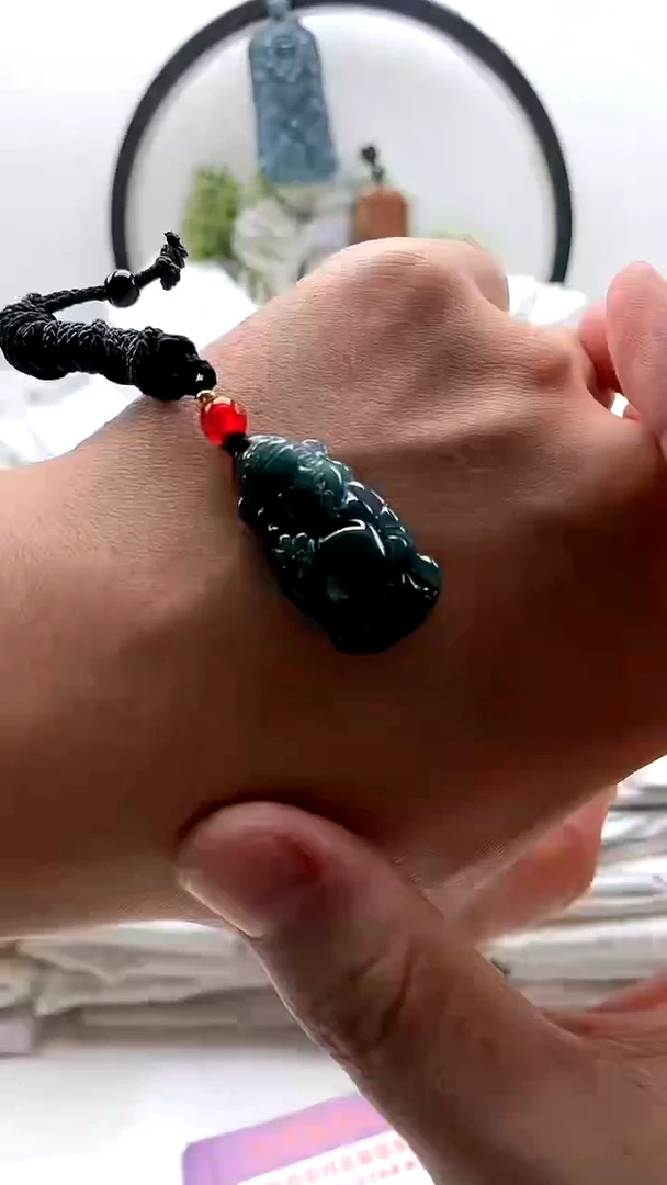 翡翠未镶嵌颈饰小财神