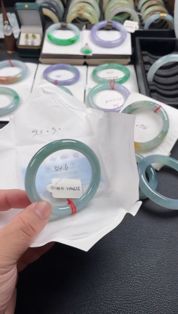 【闪购商品】翡翠手镯未镶嵌54.6圆条