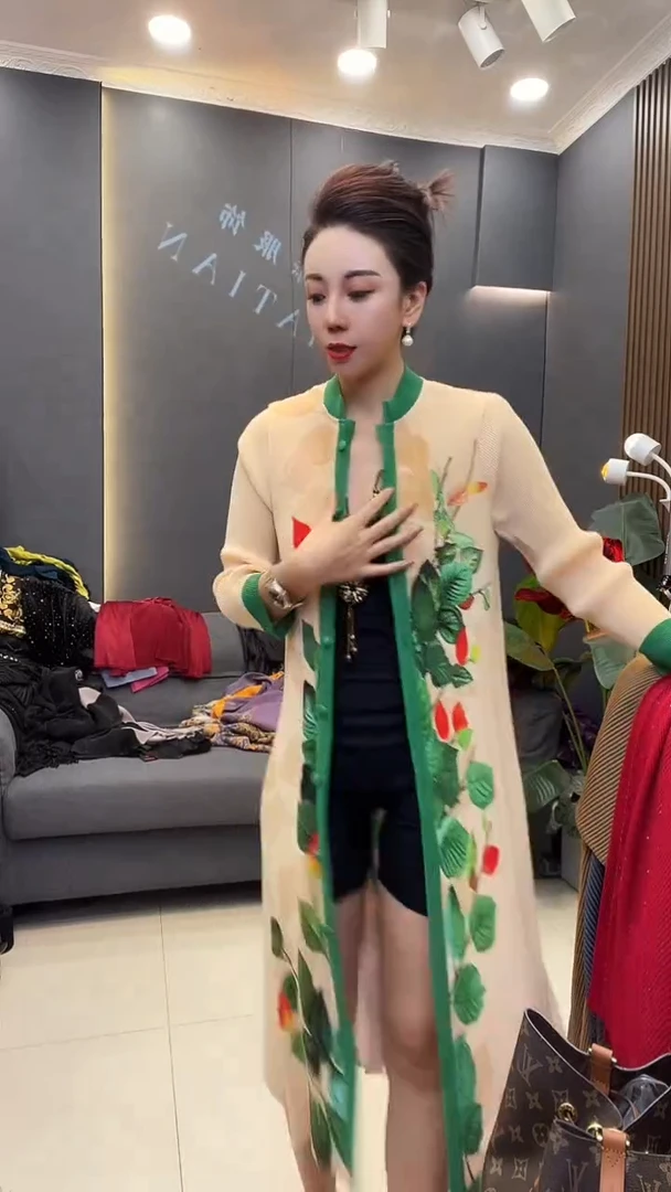 聚酯纤维（涤纶）杏色绿边开衫长款