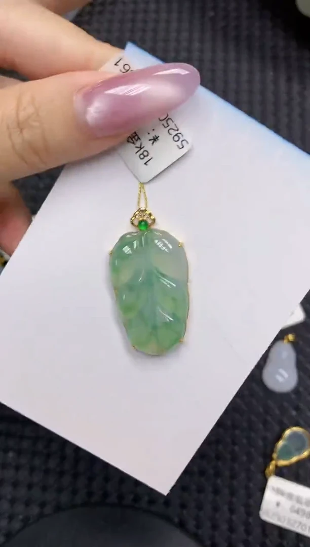 翡翠18K金镶嵌颈饰1111111111