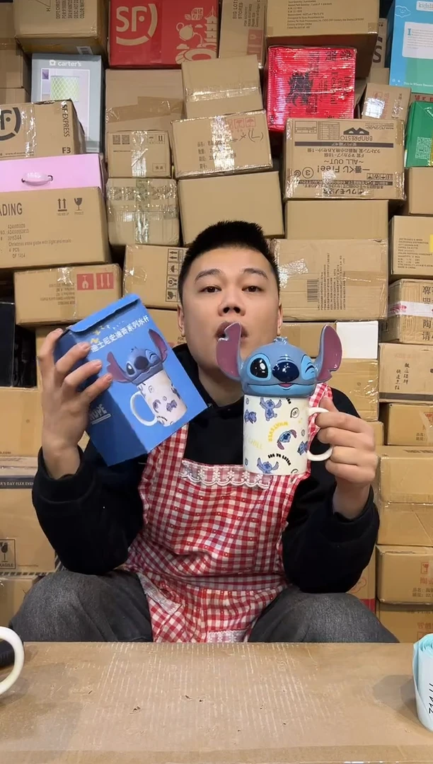 【闪购商品】杯原盒史迪仔满印带盖杯