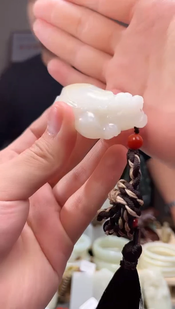 颈饰未镶嵌和田玉吊坠