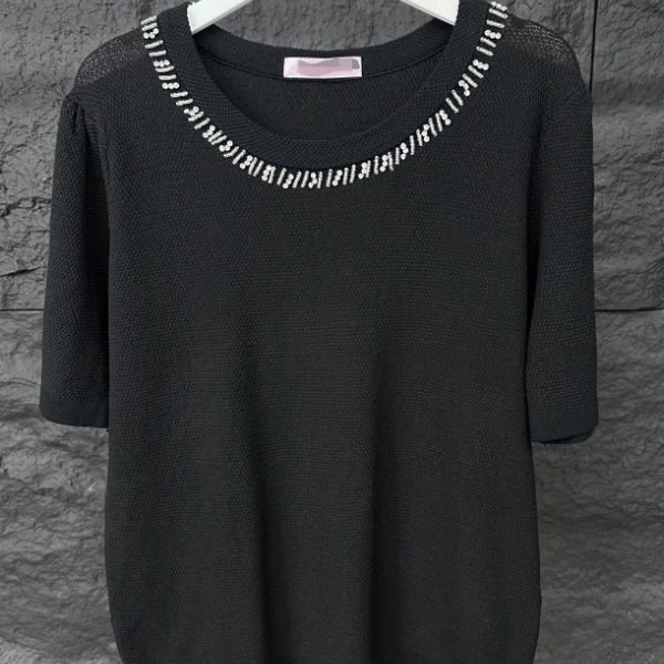 雅家原版上衣女2025夏季新款领口绣珠针织短袖150028