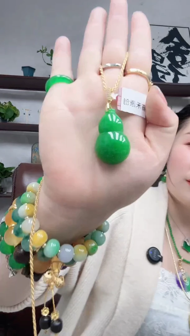 吊坠(赠链)未镶嵌翡翠葫芦吊坠