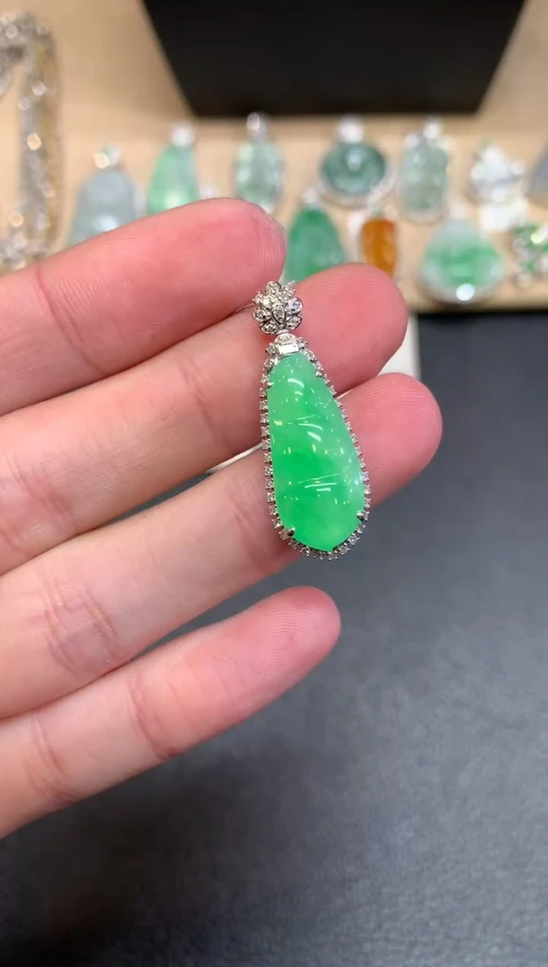 【闪购商品】翡翠颈饰18K金镶嵌福豆【无服务费】排队