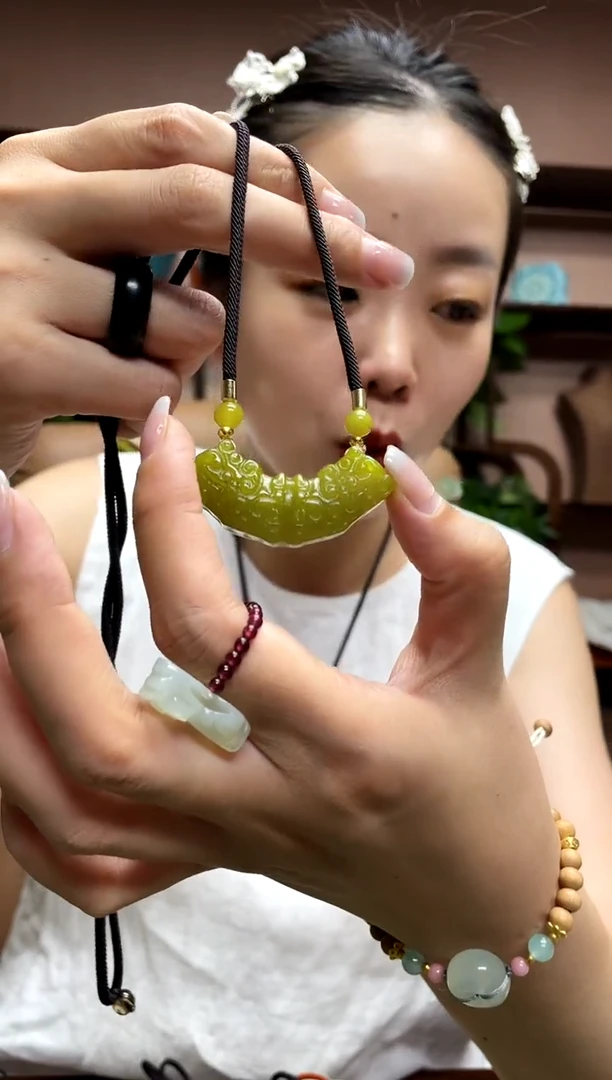 岫玉未镶嵌吊坠多样性发货发其中之一