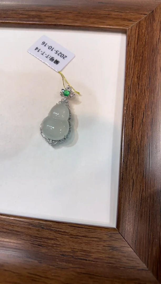 颈饰18K金镶嵌翡翠葫芦