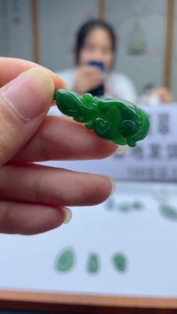 翡翠18K金镶嵌颈饰天然A货翡翠