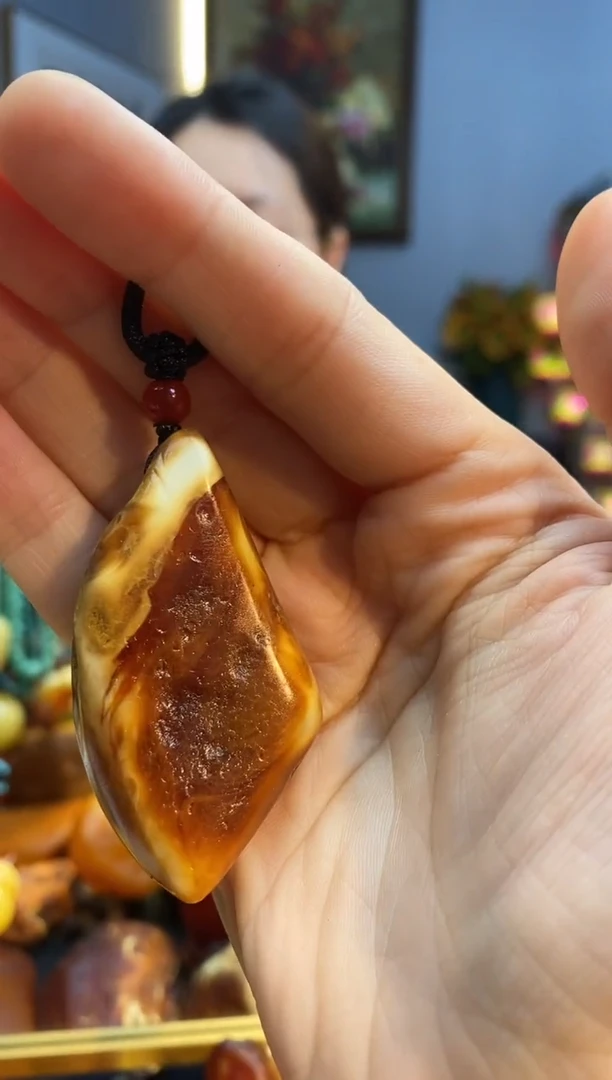 未镶嵌颈饰琥珀吊坠