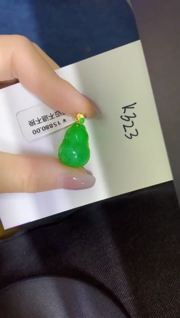 颈饰18K金镶嵌翡翠缅甸天然翡翠A货
