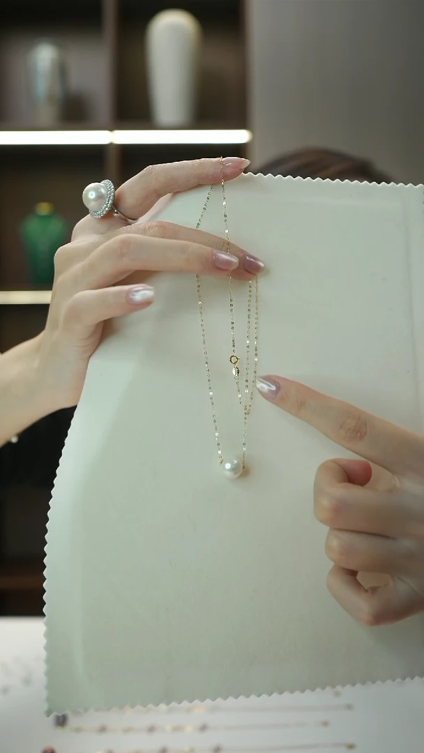 项链18K金镶嵌淡水珍珠 白色10-11mm18K金路路通