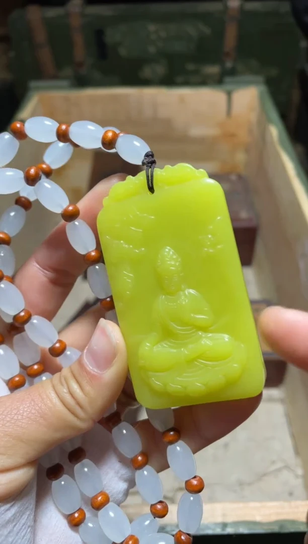 【闪购商品】黄双面工观音带链子1件