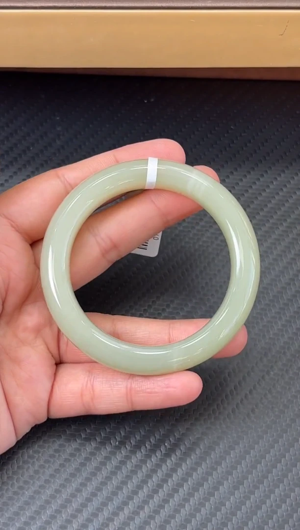 未镶嵌手镯和田玉且末近矿微色差52+m