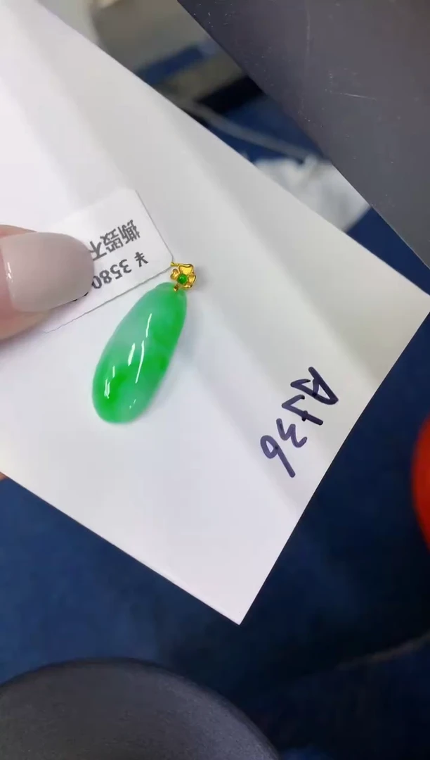 颈饰18K金镶嵌翡翠缅甸天然翡翠A货