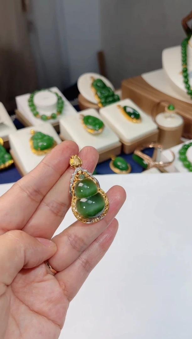 和田玉18K金镶嵌颈饰猫眼葫芦