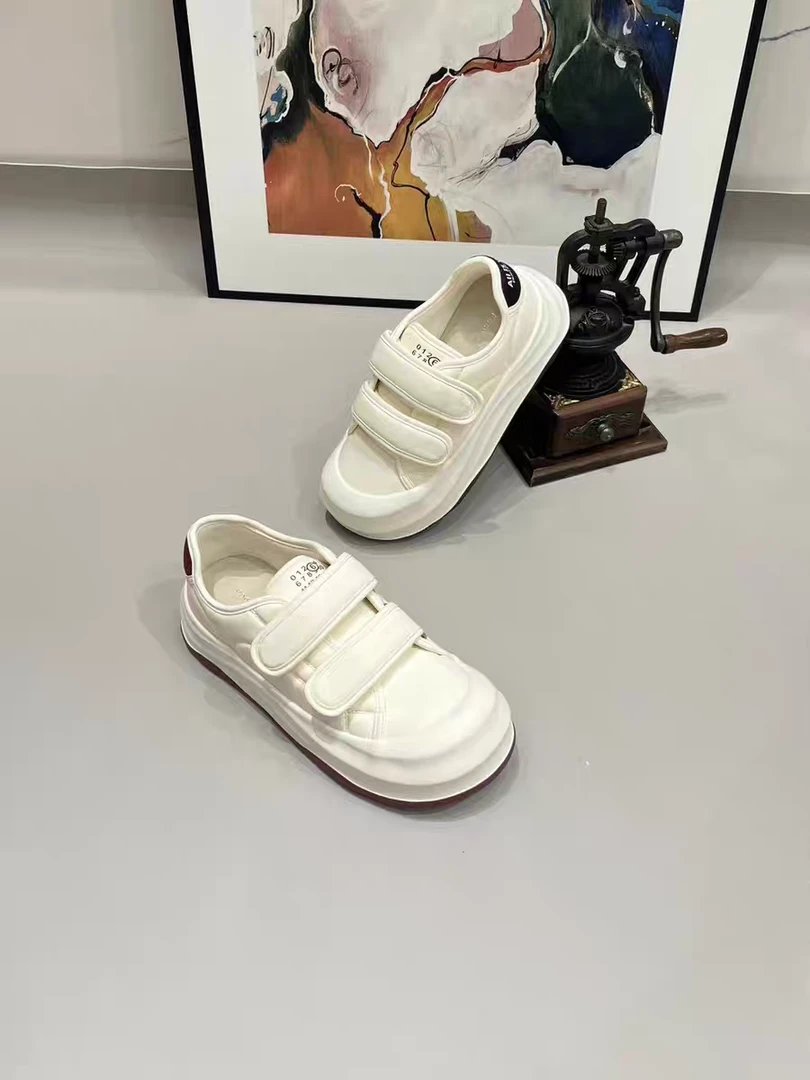 时尚百搭舒适超轻爆款魔术贴小白休闲鞋！