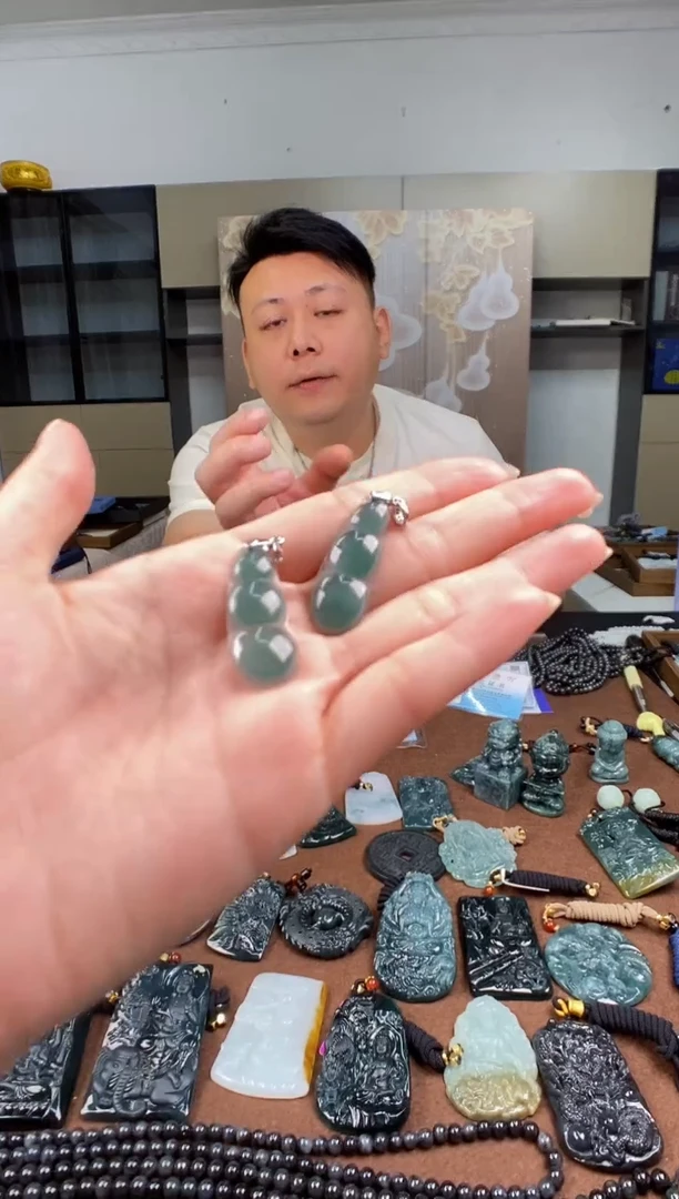 颈饰未镶嵌翡翠 多样性发其一
