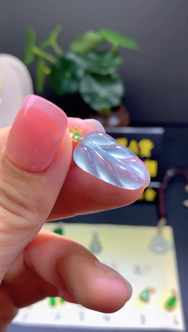 翡翠18K金镶嵌颈饰翡翠吊坠