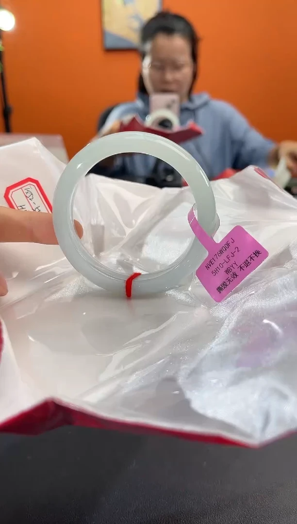 翡翠手镯未镶嵌翡翠手镯