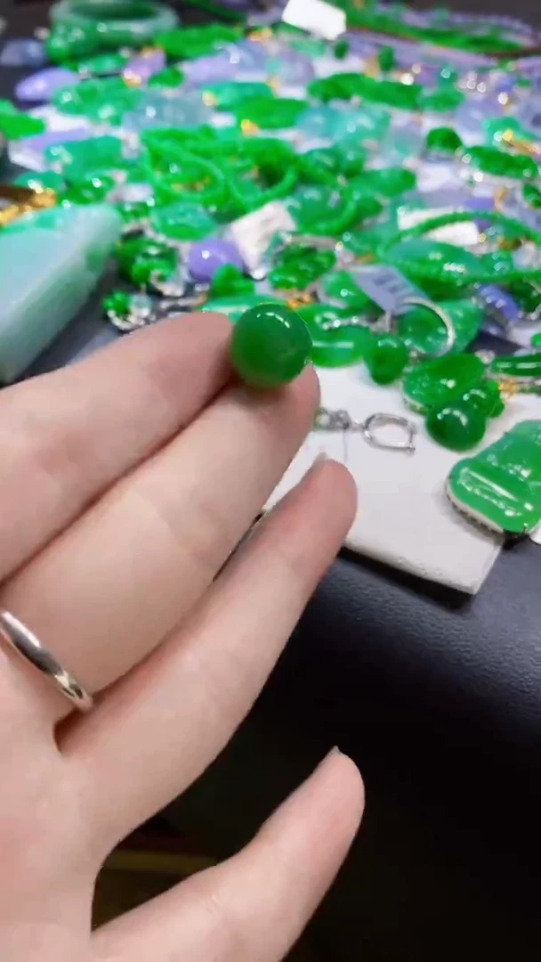 颈饰18K金镶嵌翡翠心**成珠子