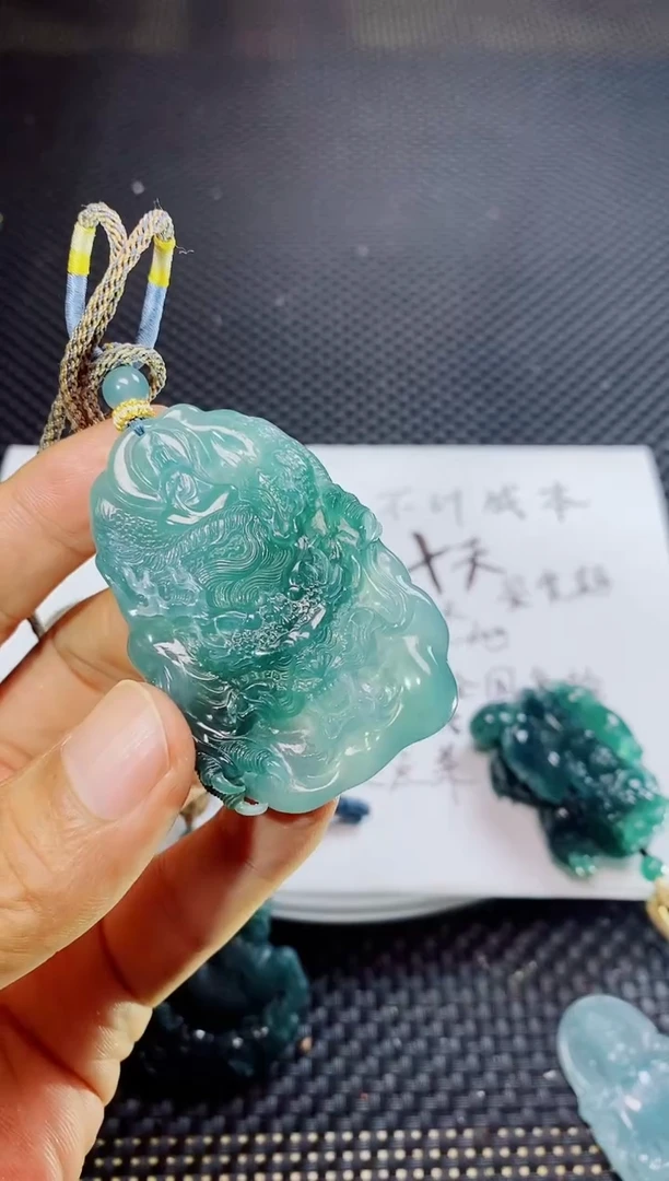 翡翠未镶嵌颈饰圆**?