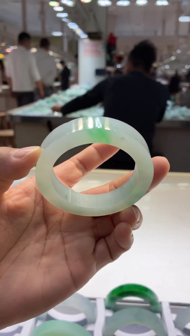 未镶嵌手镯定制定制翡翠参考价大万