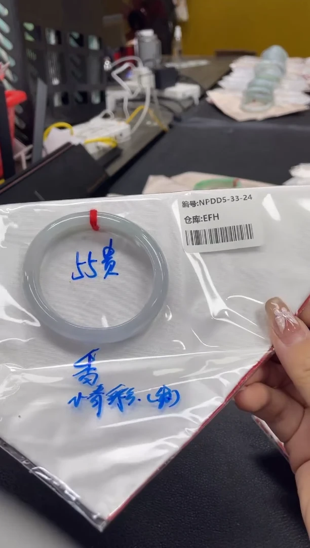 翡翠手镯未镶嵌翡翠手镯