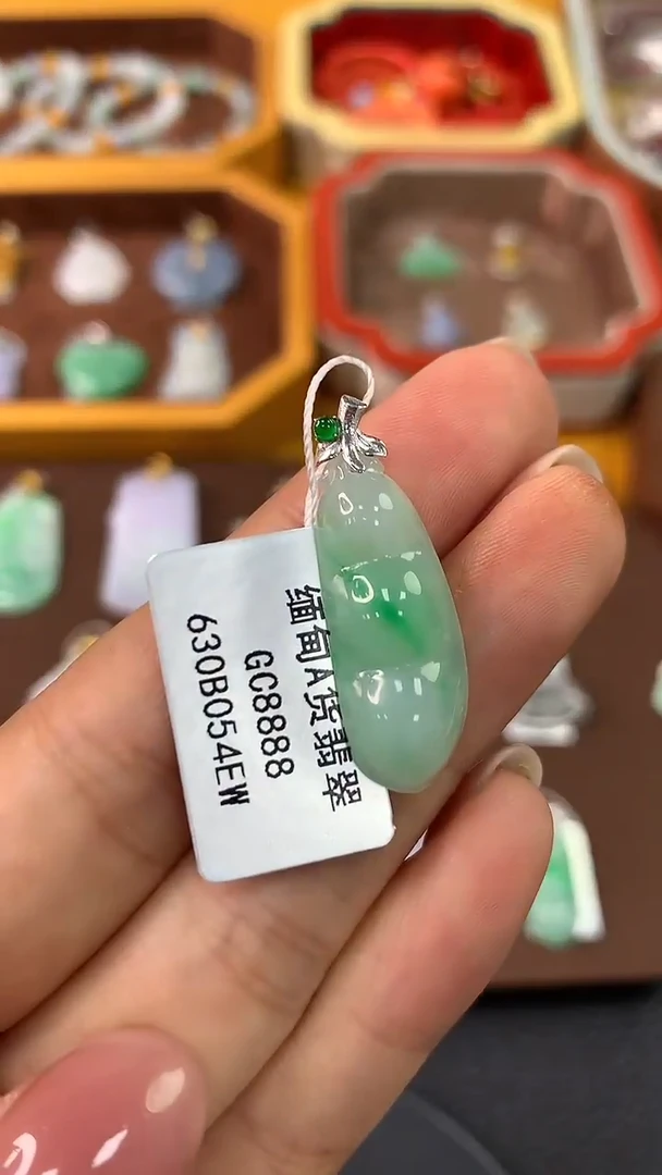 颈饰18K金镶嵌翡翠豆子