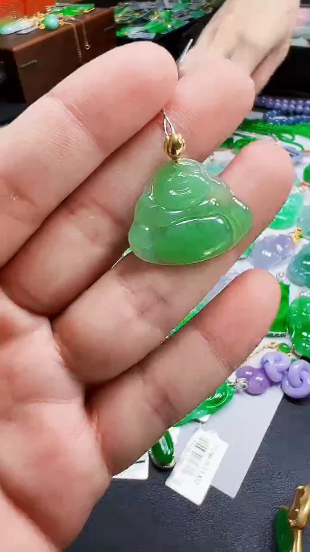 颈饰18K金镶嵌翡翠佛