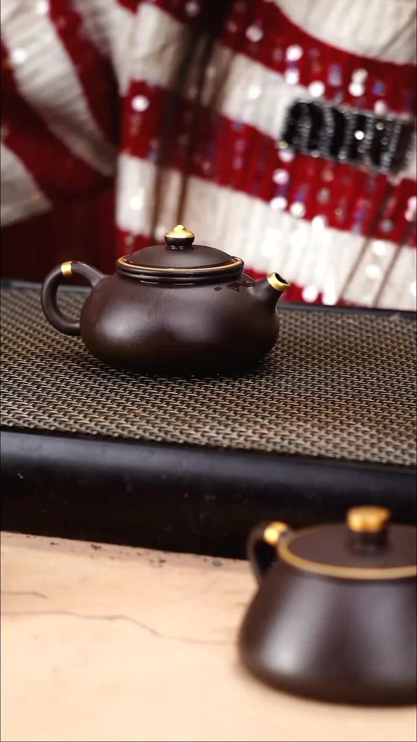 茶壶紫砂四号井茄皮紫泥描金寒江130cc
