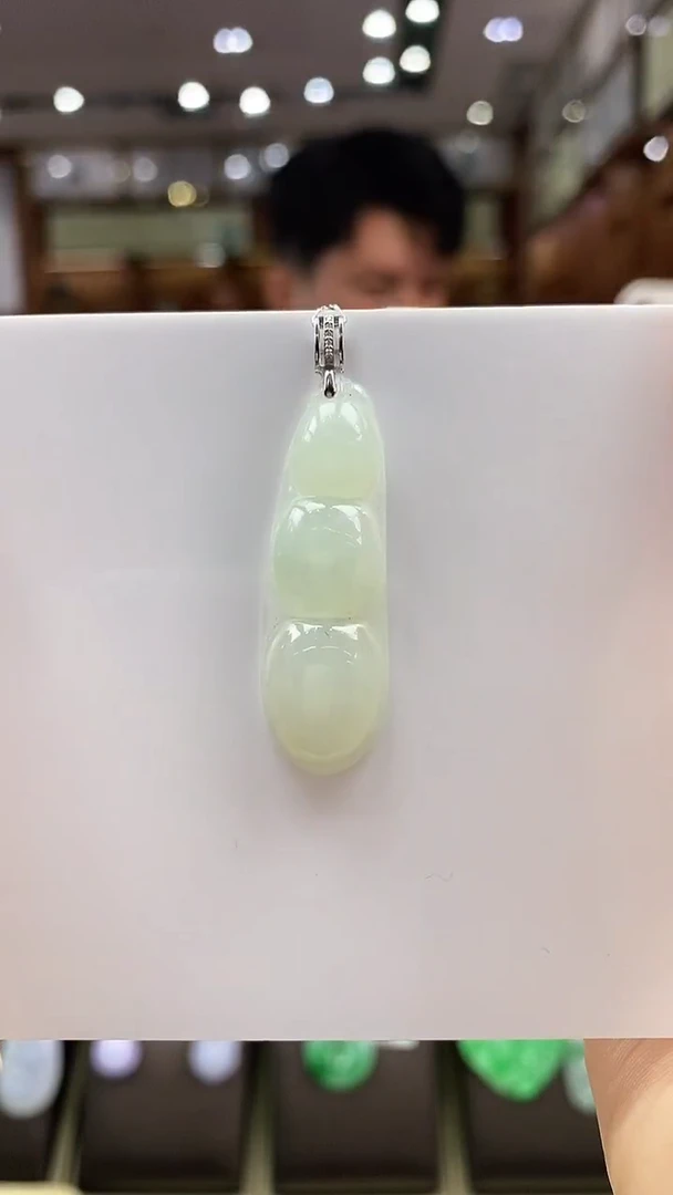颈饰18K金镶嵌翡翠福豆