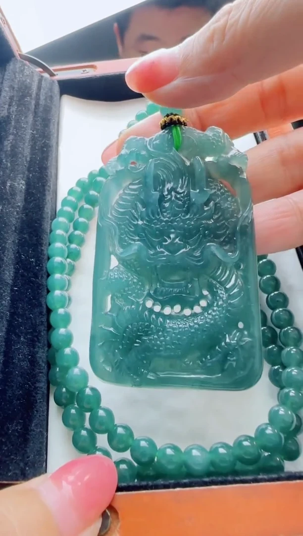 翡翠未镶嵌颈饰多样性发货其中一件