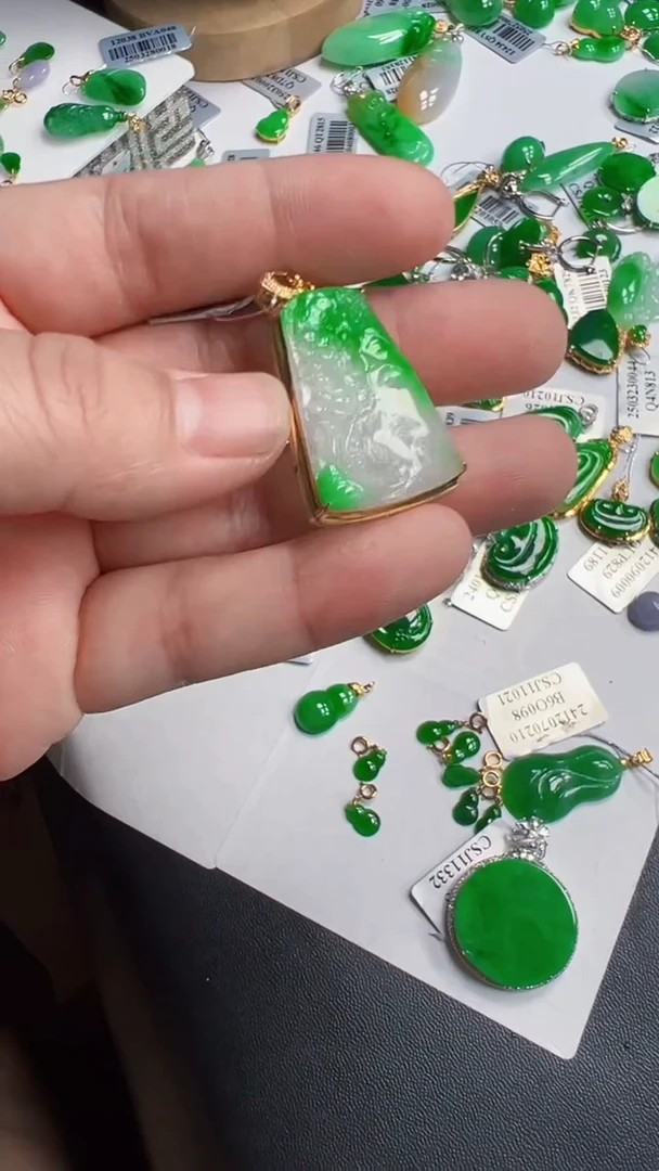 翡翠18K金镶嵌颈饰山水