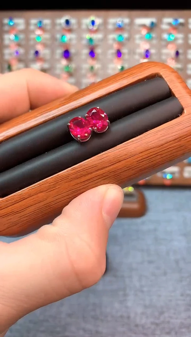 银S925镶嵌耳钉红宝石.......