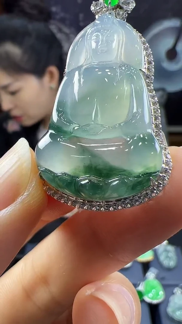18K金镶嵌挂件翡翠素衣观音不含链