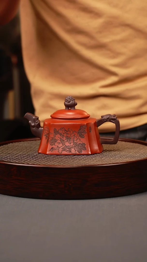 茶壶紫砂红皮龙 四方抽角 刻菊