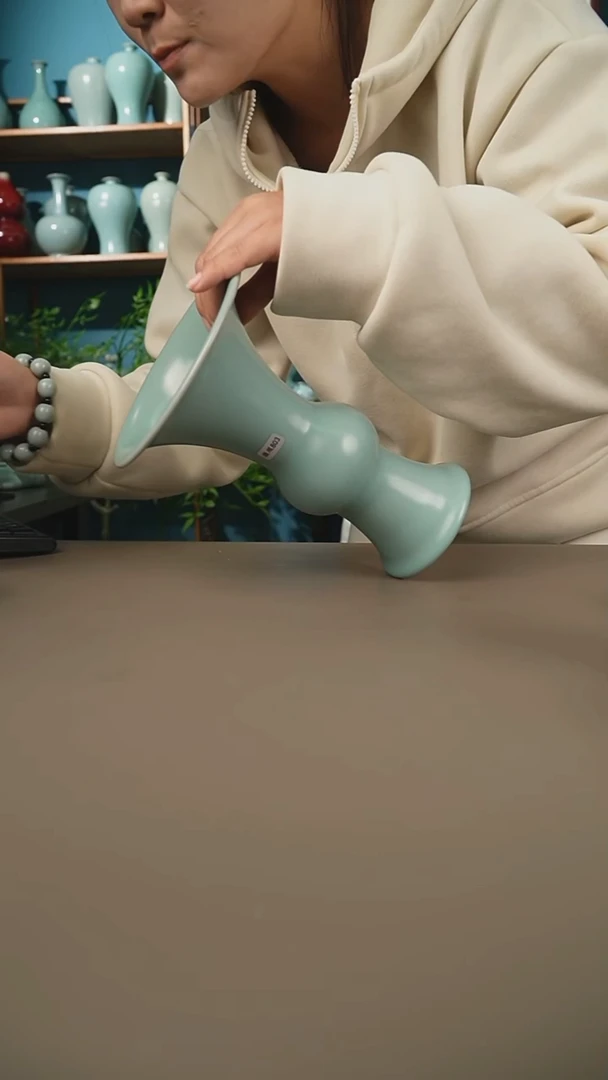 仿古花觚微暇不开