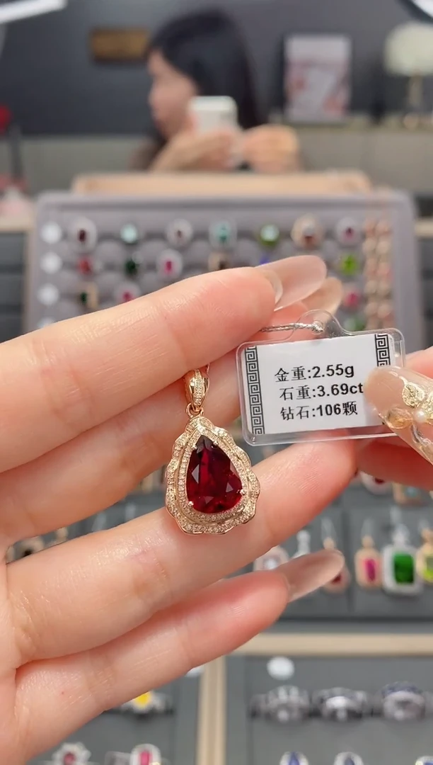 【闪购商品】碧玺颈饰18K金镶嵌3.69